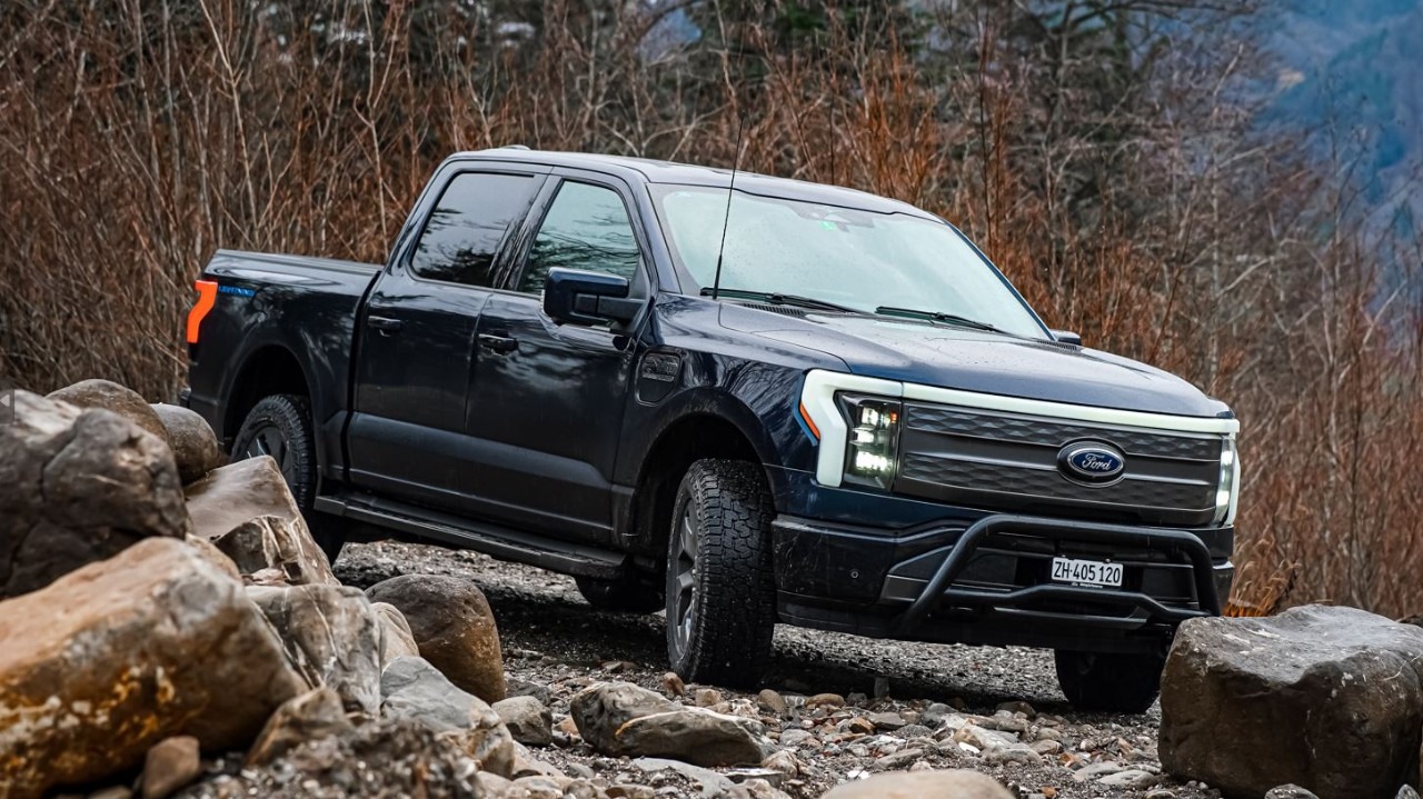 En Ford F‑150 Lightning tar sig fram i terräng.