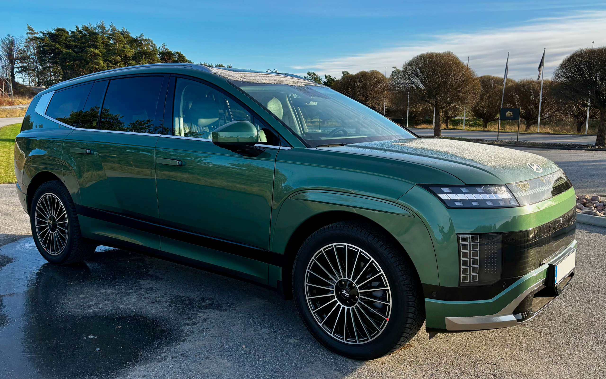 Hyundai Ioniq 9 står på parkering